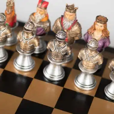 Set Mittelalterliche Büste II Schwarz-goldenes Schachbrett aus Kunstleder und handbemaltes Schachspiel aus Harz – Bild 5