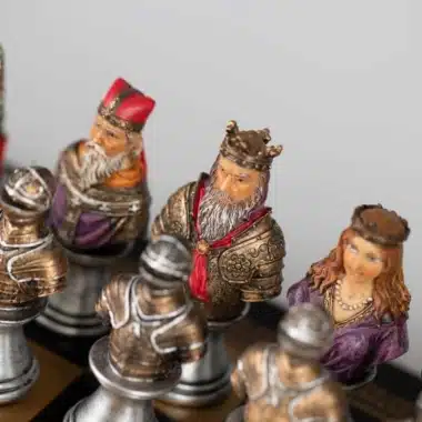 Set Mittelalterliche Büste II Schwarz-goldenes Schachbrett aus Kunstleder und handbemaltes Schachspiel aus Harz – Bild 6