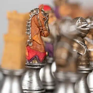 Set Mittelalterliche Büste II Schwarz-goldenes Schachbrett aus Kunstleder und handbemaltes Schachspiel aus Harz – Bild 4
