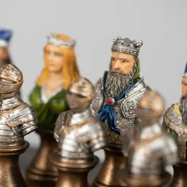 Set Mittelalterliche Büste II Schwarz-goldenes Schachbrett aus Kunstleder und handbemaltes Schachspiel aus Harz – Bild 3