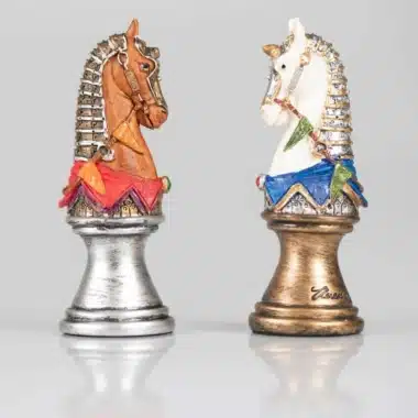 Set Mittelalterliche Büste II Schwarz-goldenes Schachbrett aus Kunstleder und handbemaltes Schachspiel aus Harz – Bild 13