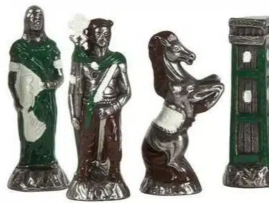 Römer vs. Barbaren Set: Schachbrett aus Kunstleder & Schachspiel aus Metall Handbemalt – Bild 4