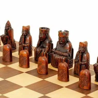 Ensemble "Ile de Lewis " Echiquier en Bois de Noyer et d'Erable & Jeu d'Echecs en Résine