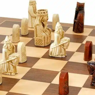 Ensemble "Ile de Lewis " Echiquier en Bois de Noyer et d'Erable & Jeu d'Echecs en Résine