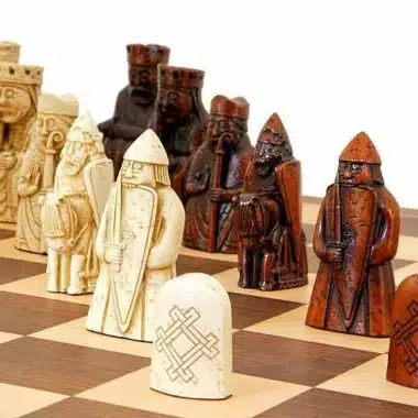 Ensemble "Ile de Lewis " Echiquier en Bois de Noyer et d'Erable & Jeu d'Echecs en Résine