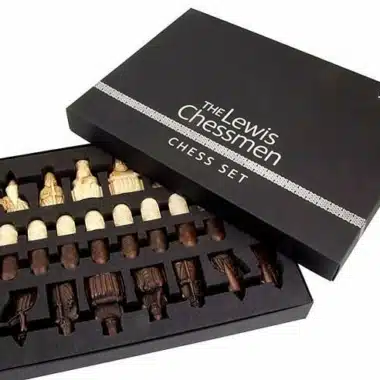 Ensemble "Ile de Lewis " Echiquier en Bois de Noyer et d'Erable & Jeu d'Echecs en Résine