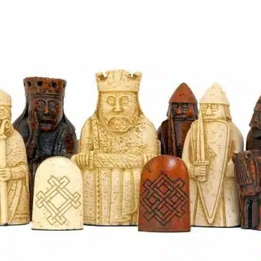Ensemble "Ile de Lewis " Echiquier en Bois de Noyer et d'Erable & Jeu d'Echecs en Résine