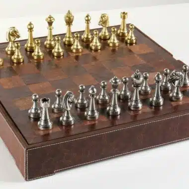 Schachset Staunton Cuir mit Lederschachbrett und goldenen und silbernen Figuren