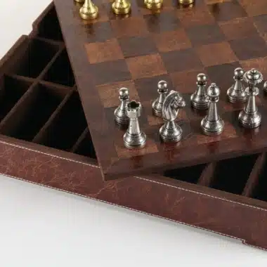 Detail der geöffneten Aufbewahrungsbox mit Fächern und silbernen Figuren