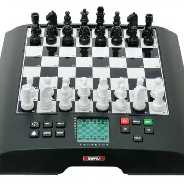 Elektronisches Schachspiel Chess Genius von vorne mit Schachbrett und Tastatur