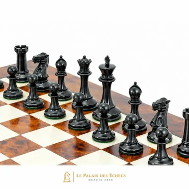 Schwarze Schachfiguren aus Ebenholz in Nahaufnahme auf dem lackierten Schachbrett
