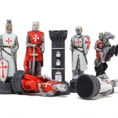 Templer-Schachfiguren mit liegendem König, Turm und schwarzem Springer