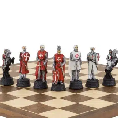 Templer-Schachfiguren aufgestellt auf einem Holzschachbrett