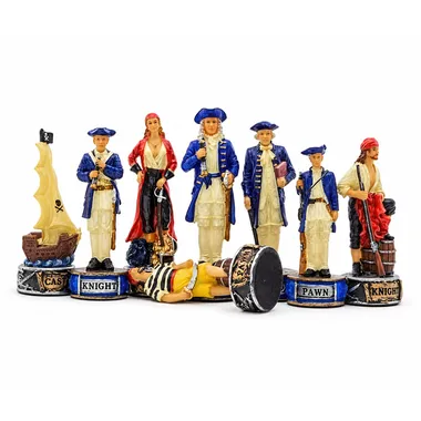 Detaillierte Piraten-Schachfiguren vor dem Schachbrett aufgereiht