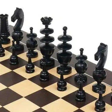 Ebonisierte schwarze Figuren auf dem Schachbrett, Detailansicht von Springern und Dame
