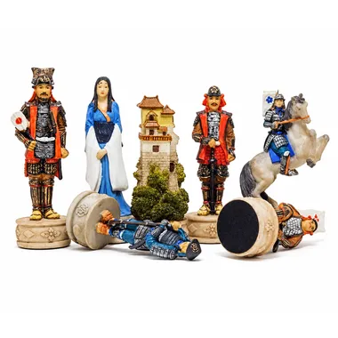 Samurai-Schachfiguren mit Turm und Dame, Detail der bemalten Figuren