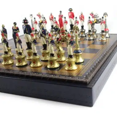 Set Napoleon III Kunstlederschachbrett & handbemaltes Schachspiel aus Massivmetall – Bild 3