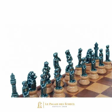 Schachfiguren Florence in Silber-Finish aufgereiht auf dem Holzschachbrett