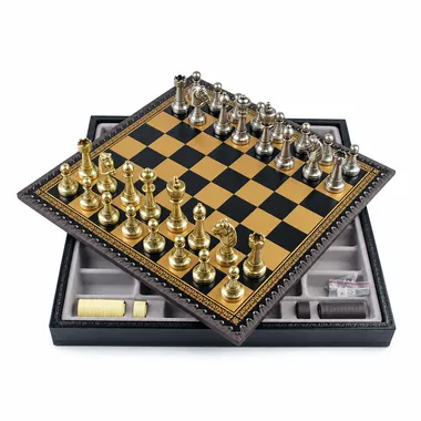 Geöffnete Box mit Stauraum und darauf platziertem Schachbrett