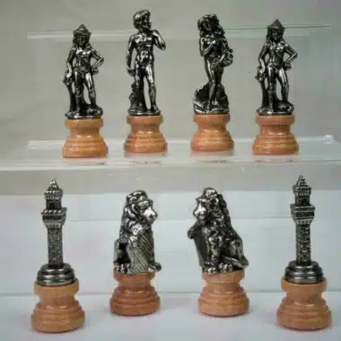 Silberfarbene Florence-Schachfiguren auf hellen Holzsockeln, mythologische Figuren