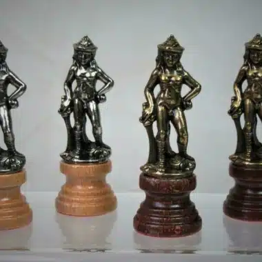 Schachfiguren Florence als stehende Damen, Finish Silber und Bronze