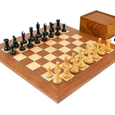 Souverain-III-Set, Figuren aus Ebenholz auf Nussbaum-Ahorn-Schachbrett, Box daneben