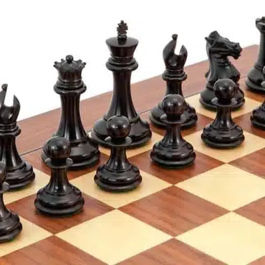 Schwarze Ebenholzfiguren des Souverain-III-Sets, Nahaufnahme auf dem Schachbrett