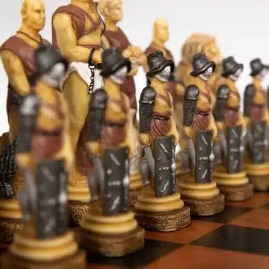 Spartacus I Figuren aus bemaltem Kunstharz, Detail der aufgereihten Gladiatoren auf dem Schachbrett