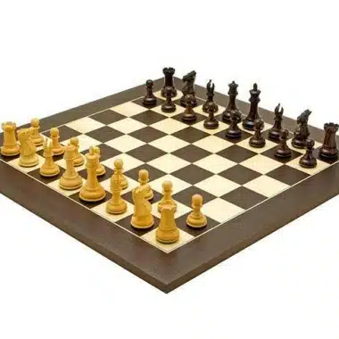 Windsor III Schachset: Figuren aus Rosenholz auf dem Wenge-Ahorn-Schachbrett aufgestellt