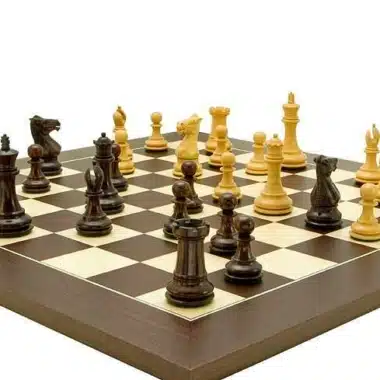 Detailansicht der dunklen und hellen Schachfiguren auf dem Wenge-Schachbrett