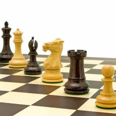 Nahaufnahme der dunklen und hellen Figuren: König, Dame, Läufer, Springer und Turm