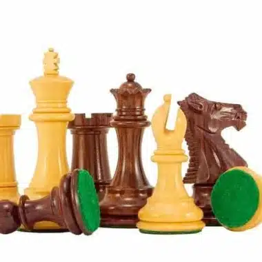 Figuren aus Rosenholz und Ahorn liegend, grüner Filzboden sichtbar