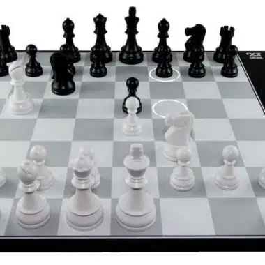 DGT Centaur - Intelligenter Schachcomputer für Spieler aller Spielstärken