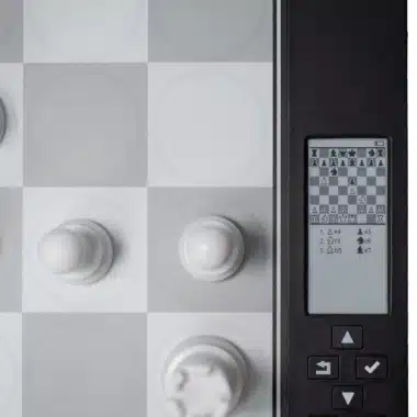 DGT Centaur, Detailansicht des integrierten Touchscreens mit laufender Partie