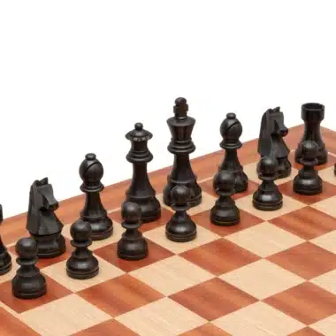 Schwarze Classic XIX Schachfiguren aufgereiht auf dem Mahagoni-Schachbrett