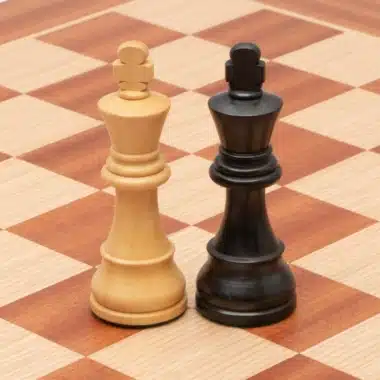 Heller und schwarzer Classic XIX König gegenüber auf dem Mahagoni-Schachbrett