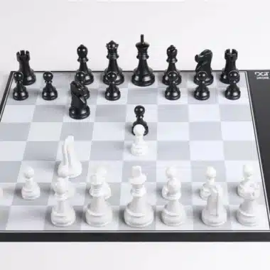 DGT Centaur, Schrägansicht des elektronischen Bretts mit Figuren in Spielaufstellung