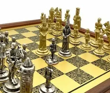 Alternative view of Camelot König Artus XV Schachbrett auf Holzfuß und König Artus Metallfiguren Set