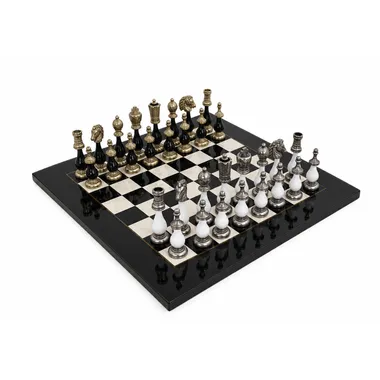 Zweifarbiges Schachset V aufgestellt auf dem Schachbrett aus Ahornholz
