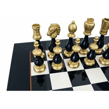 Detail der goldenen und schwarzen Figuren nahe einer Brettecke