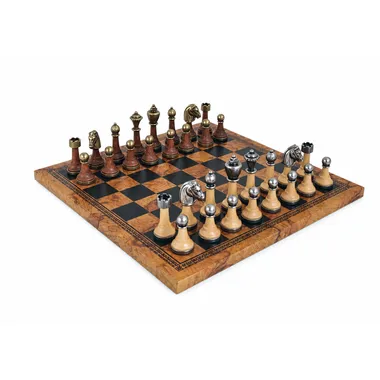 Schachbrett aus braunem Kunstleder mit aufgestelltem Staunton-Schachspiel aus Holz und Metall
