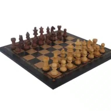 Schachset Classic XXI mit schwarzem Schachbrett und Holzfiguren in Gesamtansicht