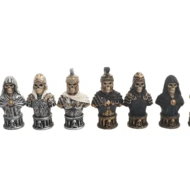 Handbemaltes Totenkopf-Schachspiel und Schachbrett aus schwarzem Kunstleder – Bild 5