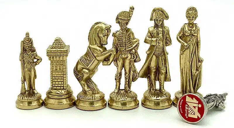 Detailansicht der goldenen Figuren Napoléon, Turm, Springer und Infanterie