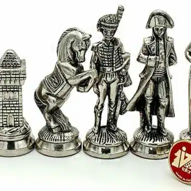 Detailansicht der silbernen Figuren Napoléon, Turm, Springer und Infanterie