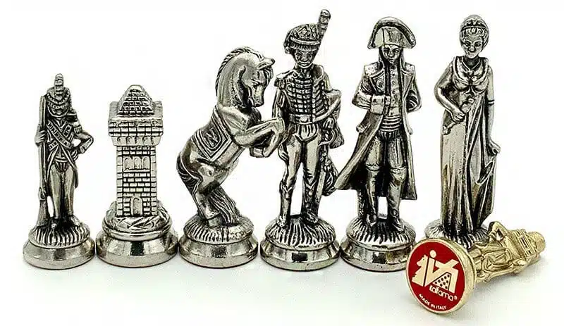 Detailansicht der silbernen Figuren Napoléon, Turm, Springer und Infanterie