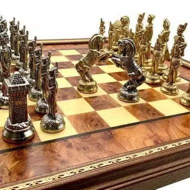 Goldene und silberne Springer im Duell auf dem Ulmenholz-Schachbrett