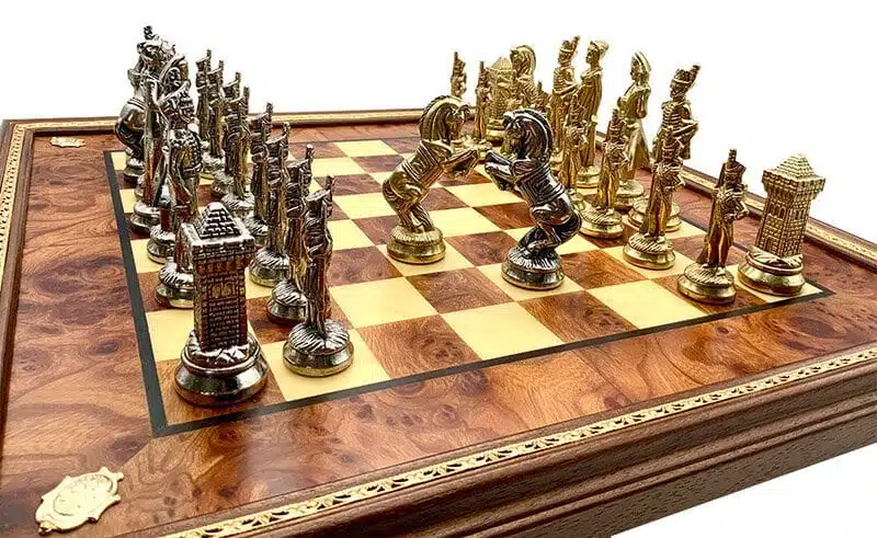 Goldene und silberne Springer im Duell auf dem Ulmenholz-Schachbrett