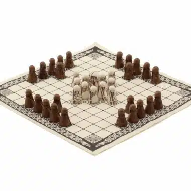 Wikinger-Hnefetafl-Spiel mit Kunstharzfiguren auf diagonal liegendem Leinenbrett