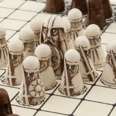 Detailansicht der weißen Wikingerfiguren aus Kunstharz, König und Wache